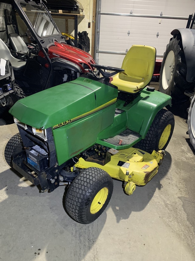 John Deere 445 garden tractor / tracteur à jardin John Deere 445
