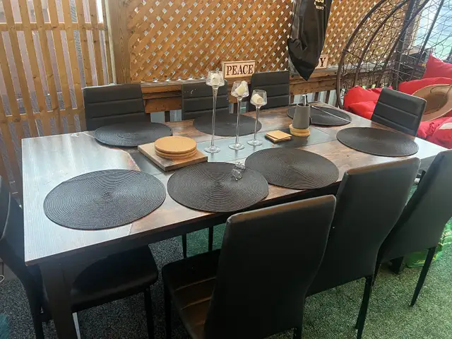 Dining Table in Dining Tables & Sets in Sarnia - Image 3