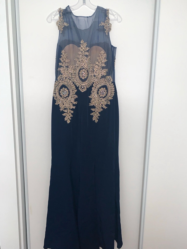 Size 12 evening gown  dans Femmes - Robes et jupes  à Région d’Oakville/Halton - Image 2
