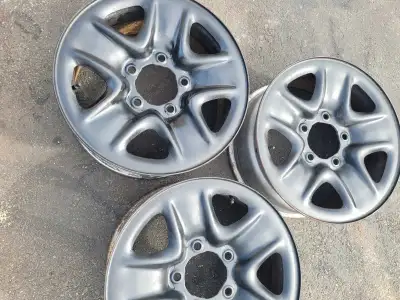 Full set of 18 inch rims from Toyota Tundra. Also have 4 hubcaps that can go wirh them (needs paint)...