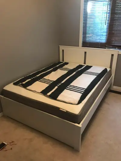 Location: Thornbury Cres – 10 min walk to Algonquin College Looking for a quiet, clean female studen...