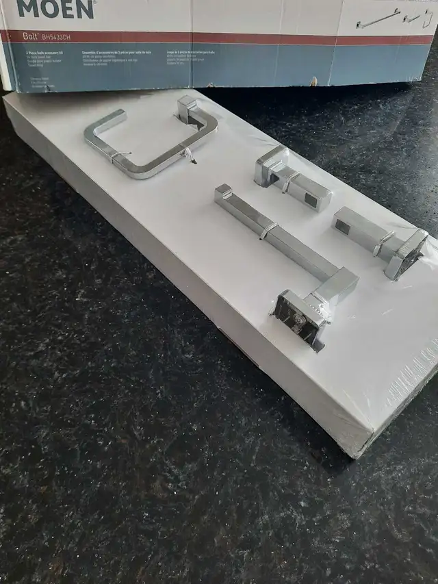 ens.accessoires  chrome neuf  pour salle de bain  in Bathwares in Gatineau - Image 4