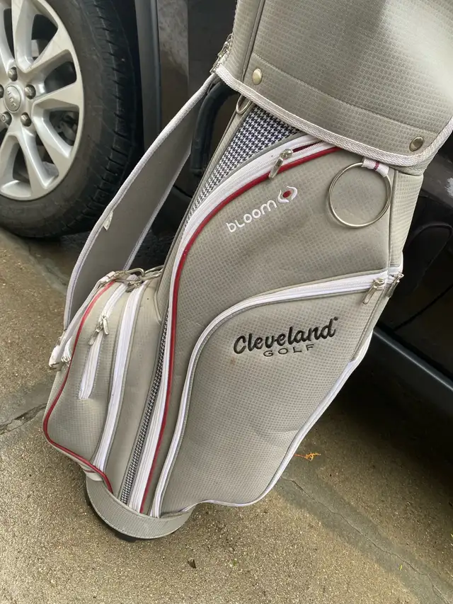 CLEVELAND BLOOM Golf Bag. Excellent condition. All zippers work in Golf in Saskatoon - Image 7