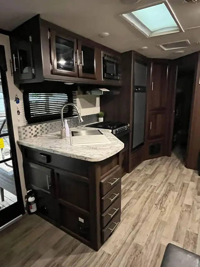 2018 Jayco Whitehawk 31BH in Travel Trailers & Campers in Grand Bend - Image 3