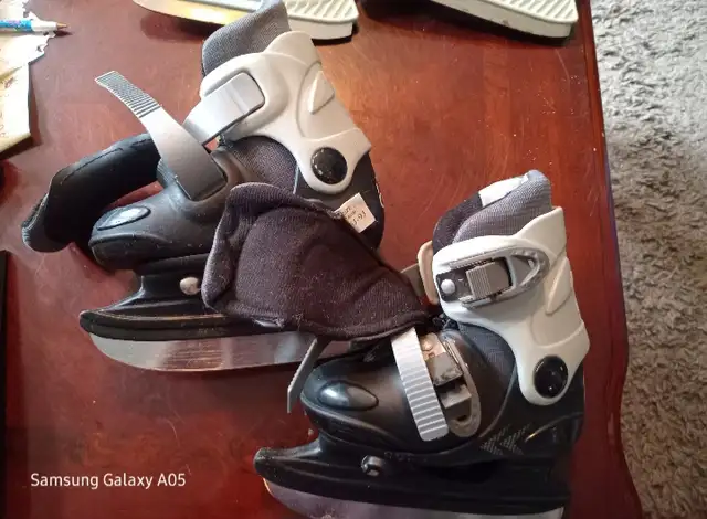 Junior hockey skates size 6J-9J fits shoe size 2-3 in Skates & Blades in Oshawa / Durham Region - Image 2