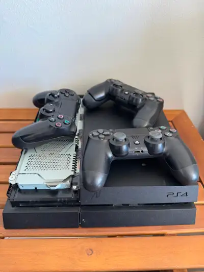 Selling a Sony PlayStation 4 Original (Fat) 500GB with 3 controllers. ✅ Console powers on and works...