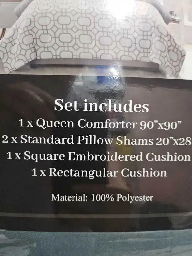 Queen Comforter Set in Bedding in Oakville / Halton Region - Image 4