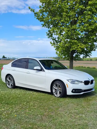 BMW 330i XDrive - 131 000km Très propre et entretiens toujours faits. Huilé et a passé seulement 2 h...