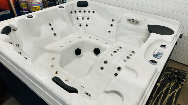 HOT TUB  / STRONG SPA in Hot Tubs & Pools in Calgary