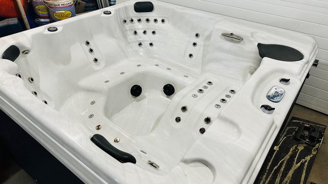 HOT TUB  / STRONG SPA dans Spas et piscines  à Calgary