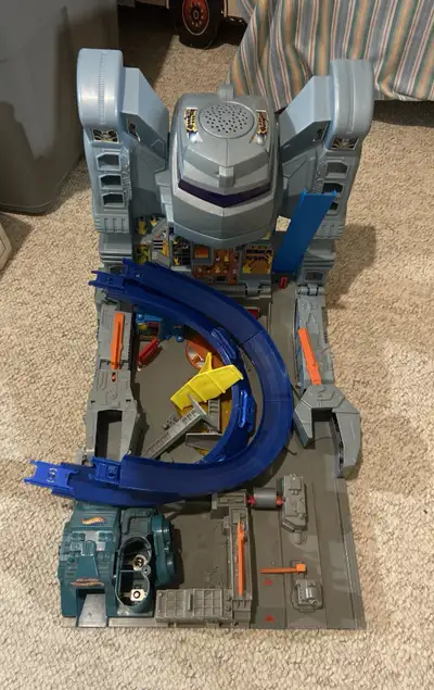 Hot Wheels “Cyborg City” playset! Excellent used condition! Complete set (except the slime) It requi...