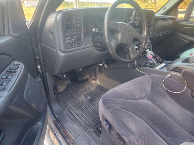 2004 Silverado 6.0L 4X4 with Plow & Salter. in Cars & Trucks in Chatham-Kent - Image 2