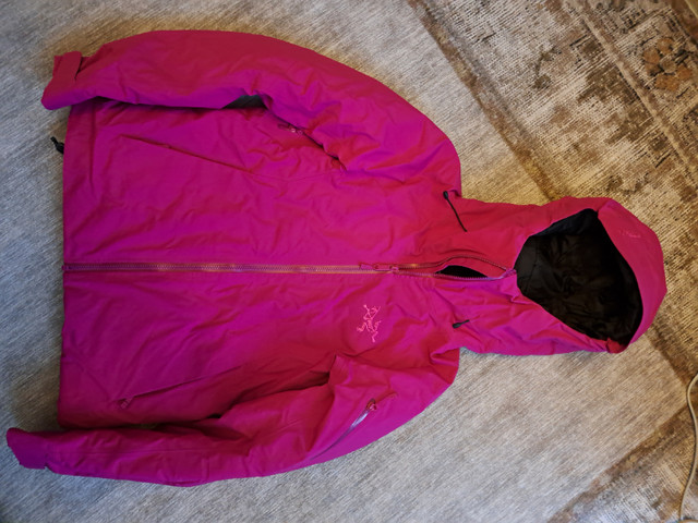 NWT new Arc'teryx  THERISS DOWN JACKET WOMEN'S in Women's - Tops & Outerwear in City of Toronto - Image 4