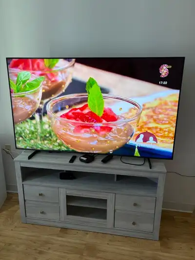 Vente de: (Offre raisonnable acceptee) Meuble TV: 400 $ (TV deja vendu) Canape : 1000 $ Fauteuil Laz...