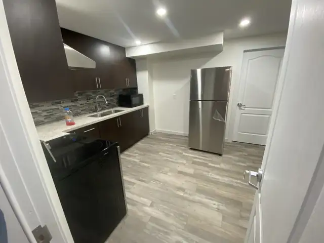 SPACIOUS PRIVATE BEDROOM NEAR TRENT UNIVERSITY in Long Term Rentals in Peterborough - Image 6