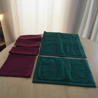 Handmade 3 pleats Placements, 4 Napkins /never used /holiday
