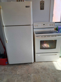 Fridge and stove/poele et frigo