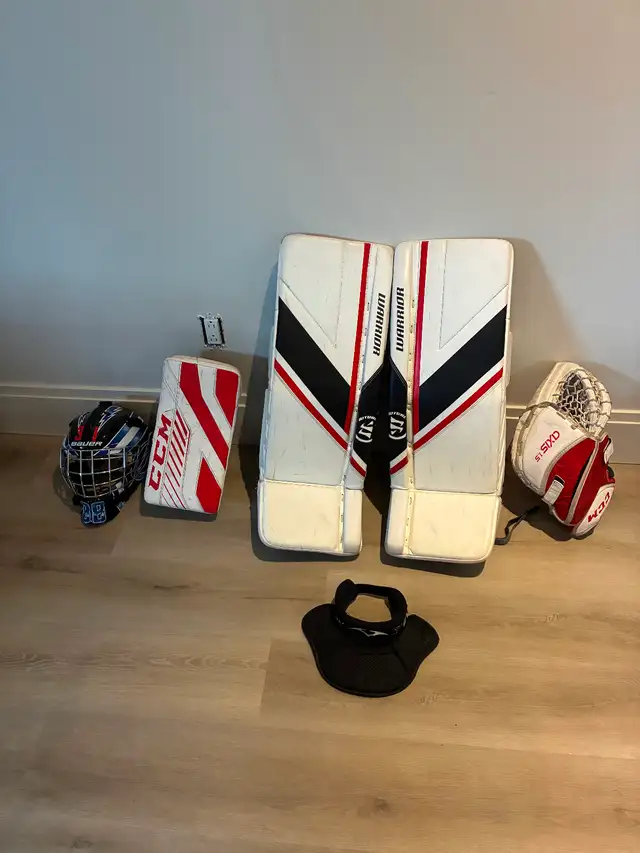 Goalie Pads, Blocker , left handed mitt and a Goalie mask in Hockey in Laval / North Shore - Image 3