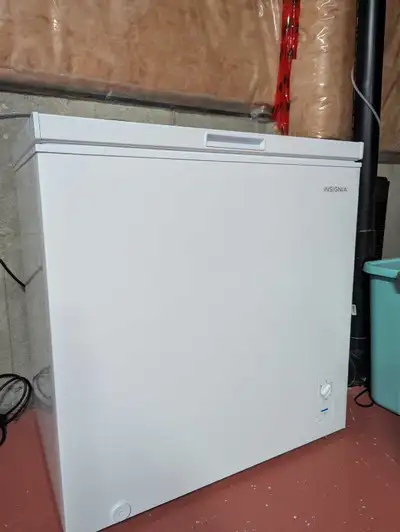 Bought 1 year ago. 90% new, working perfectly. Pick up by yourself.