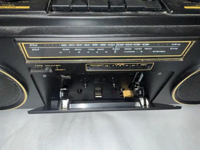 vintage 1981 Pioneer SK-200 stereo radio cassette boombox  in Stereo Systems & Home Theatre in Mississauga / Peel Region - Image 4