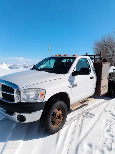 2007 Ram 3500 6.7 dually with flat deck and side tool boxes. Low km. Runs and drives great. 4x4. Del...