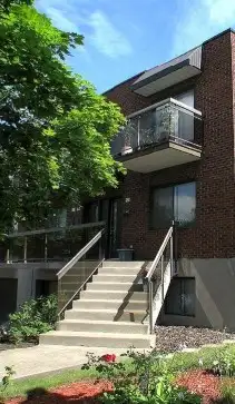 Beau logement lumineux et récemment rénové, situé au 2e étage d’un quadruplex dans un secteur réside...