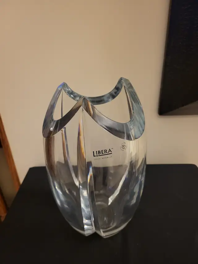 VERY HEAVY VINTAGE 24% LEAD CRYSTAL VASE BY LIBERA FROM CZECH. in Home Décor & Accents in Edmonton - Image 3