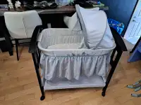 Magnifique petit lit de bébé à l'état neuf 
