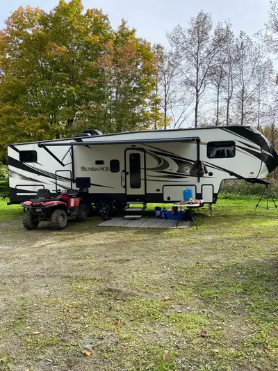Je vends ma fifth wheel Sundance 2018 de 34 pieds, en bon état. Elle offre un espace de vie conforta...
