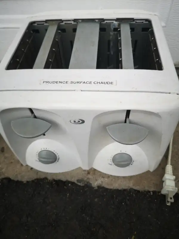 4-slices Toaster in Toasters & Toaster Ovens in City of Toronto - Image 2