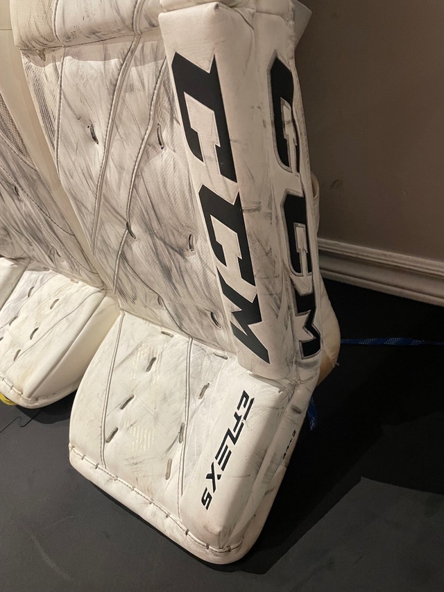 CCM 34” +2 Eflex 5 goalie pads, blocker, catcher Hockey Barrie Kijiji