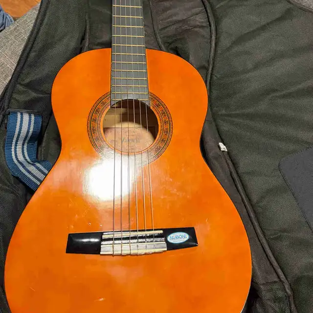 Acoustic Guitar 30 inch in Guitars in City of Montréal - Image 2