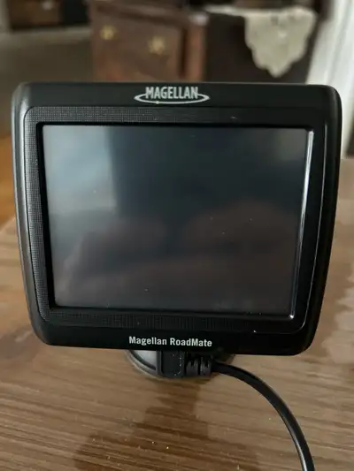 Je vends un GPS Magellan RoadMate, idéal pour la navigation en voiture. Ce GPS est en bon état et co...