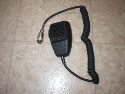 Micro-phone ou micro de marque Midland original. Je n'ai plus de radio CB et le micro-phone était co...