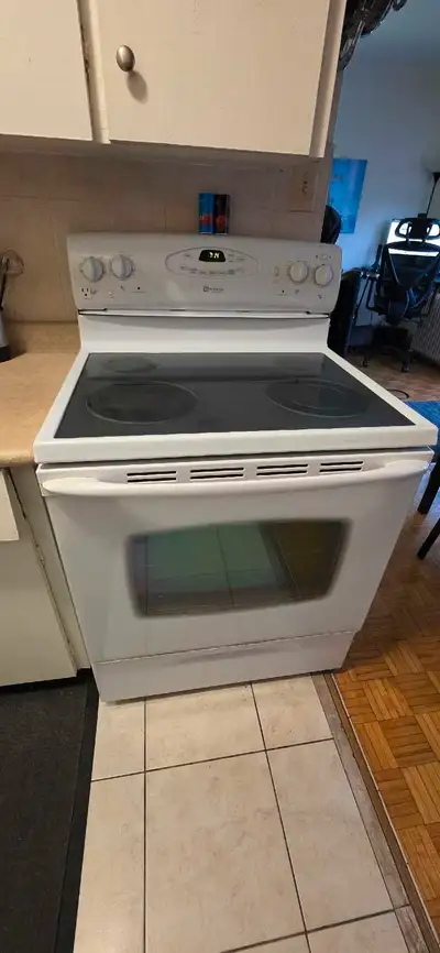This Maytag electric range features a ceramic glass cooktop and a self-cleaning oven, perfect for al...