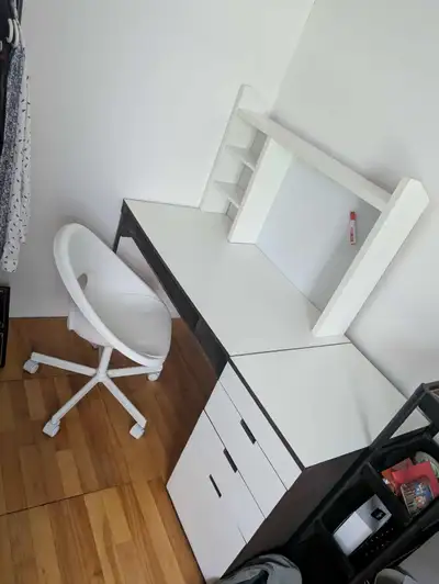 - Chaise Ikea en bon état - Bureau avec rangements et panneau veleda aimanté. Peut se séparer en 3 p...