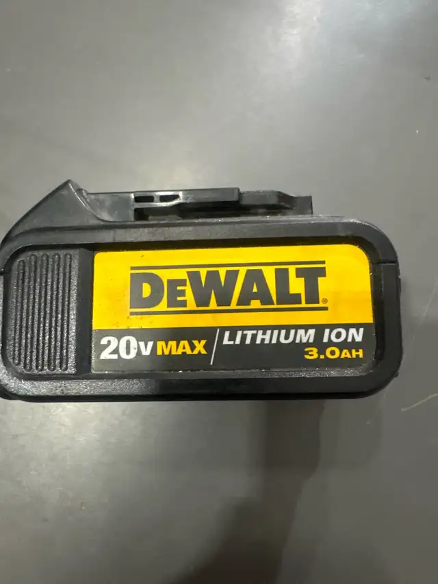 DeWalt 20V Battery in Power Tools in Calgary - Image 2