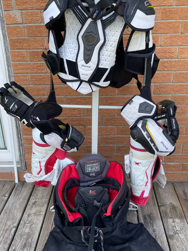 Hockey equipment clean-out in Hockey in Belleville - Image 3