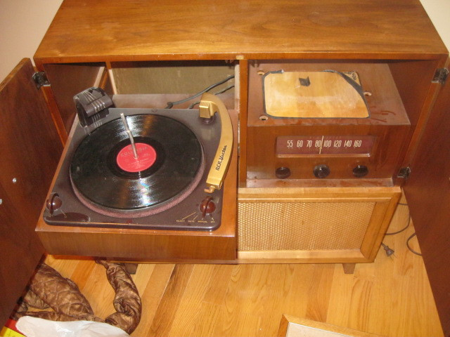 RCA Victor v305 radio and phonograph in Arts & Collectibles in Saskatoon - Image 3
