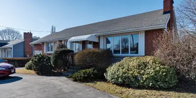 Bedroom Rental in Burlington’s Roseland – Available Sept 1