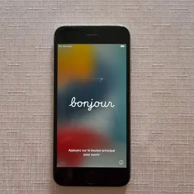 Français (English below) iPhone 6s de 4,7 pouces avec finition en aluminium robuste et design classi...