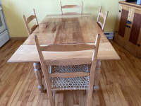 Table de cuisine et 4 chaises