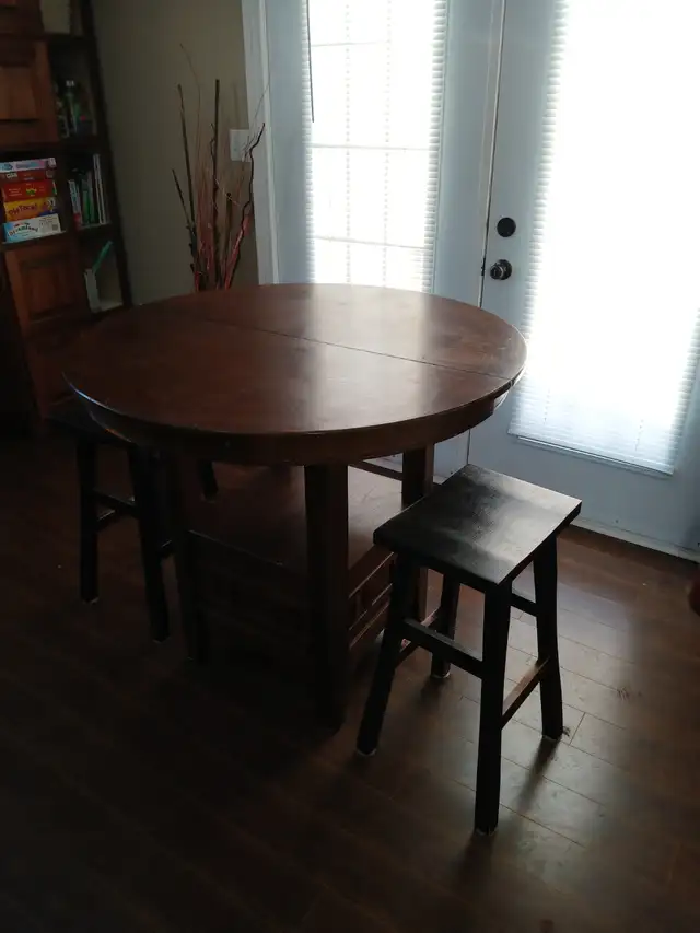 Pub style table and 2 chairs in Dining Tables & Sets in Charlottetown - Image 5