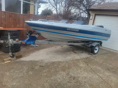 Bayliner glass boat in excellent condition very clean with radio /sterio life jackets paddles etc po...