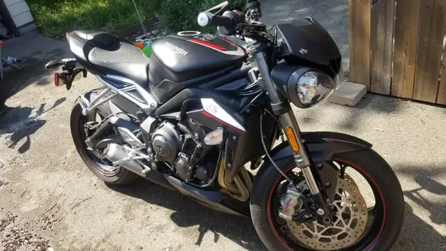 2019 Triumph Street Triple 765cc RS (VERY low mileage) in Sport Bikes in Mississauga / Peel Region - Image 9