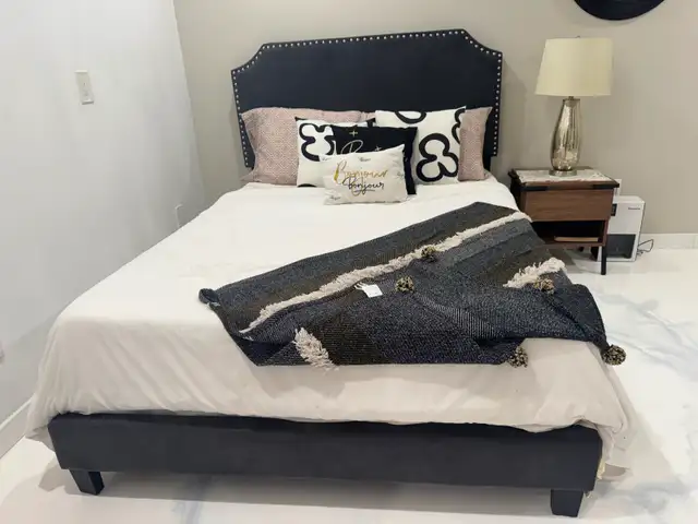 Lit double in Beds & Mattresses in Laval / North Shore - Image 4