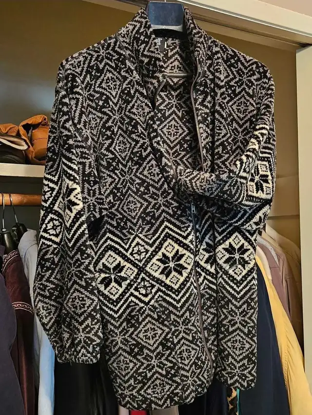 Women's Black and White Fleece Jacket in Women's - Tops & Outerwear in Edmonton - Image 2