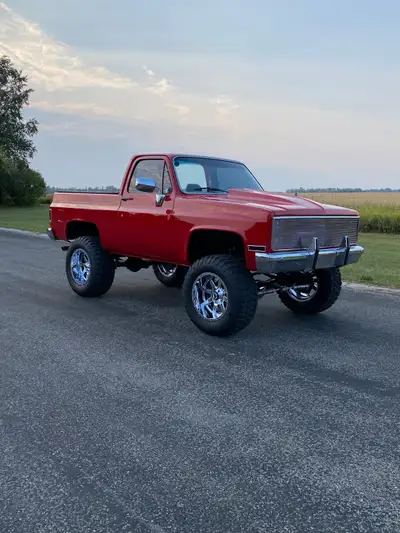 Beautiful Jimmy Small block 400 700r4 4speed tranny sounds very good! Looks amazing what you see in...
