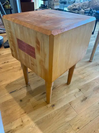 This authentic Michigan Maple butcher block is a sturdy and reliable kitchen essential, showing its...