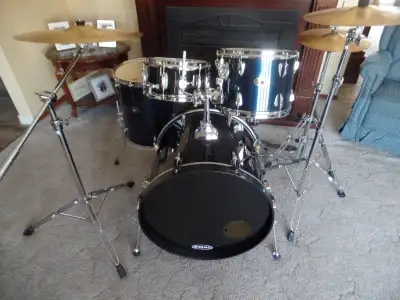 Very nice, good quality drum set ! 22" kick, 12" tom, 16" floor, 14" & 10" snare. Selling as picture...